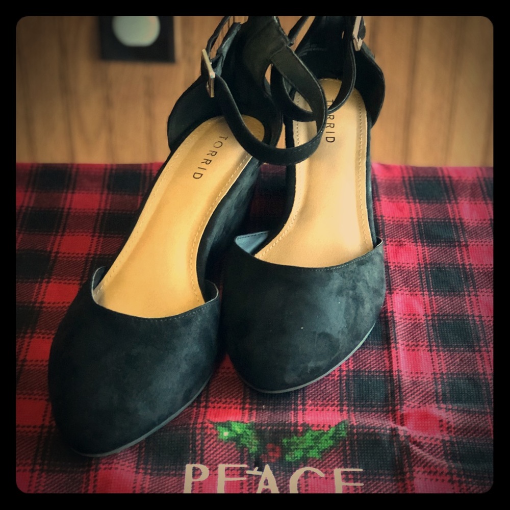 Black ankle strap wedges for a wide size 9 foot